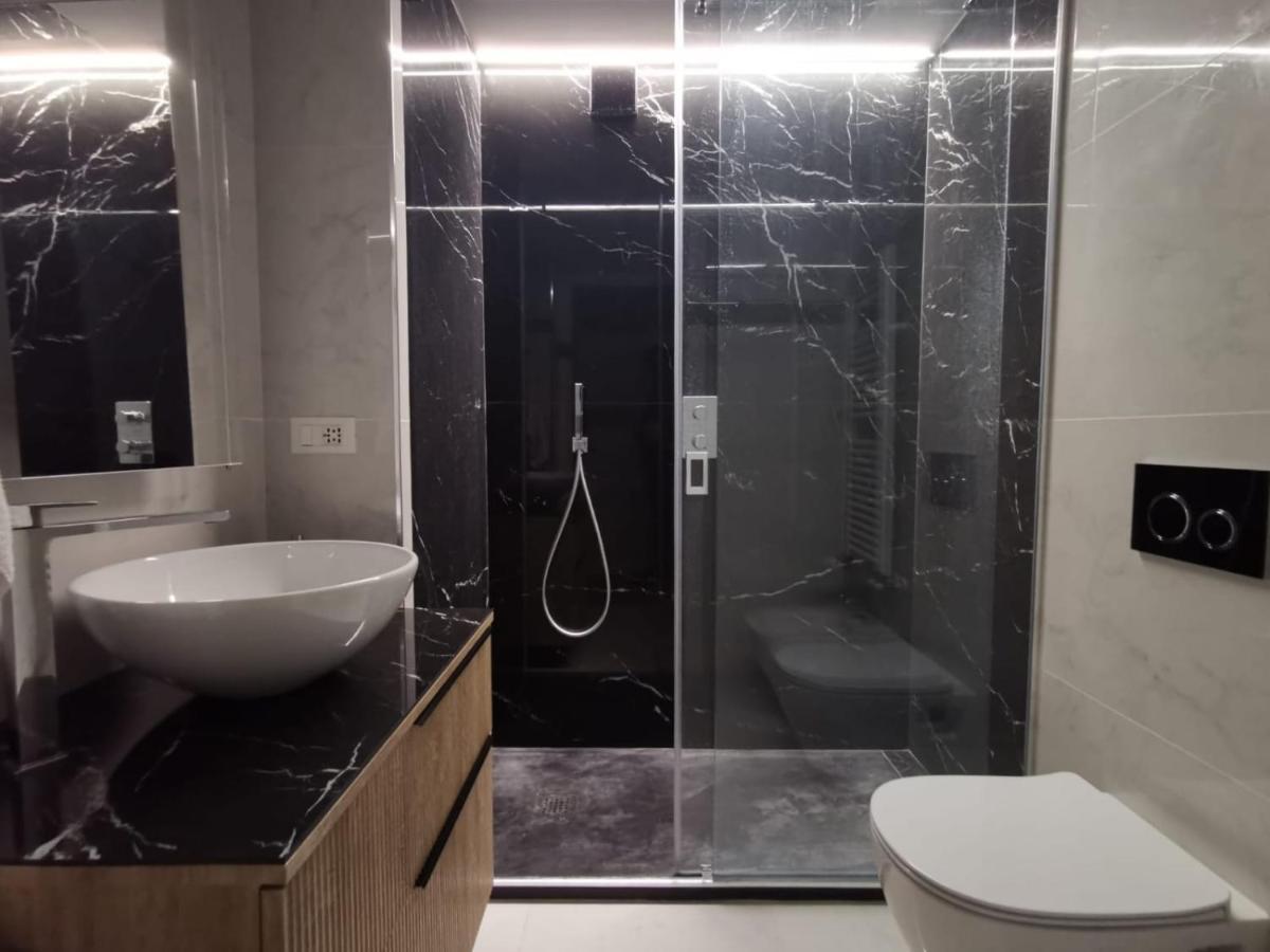 Jacuzzi Luxury Apartment In The Town Centre Турин Екстер'єр фото