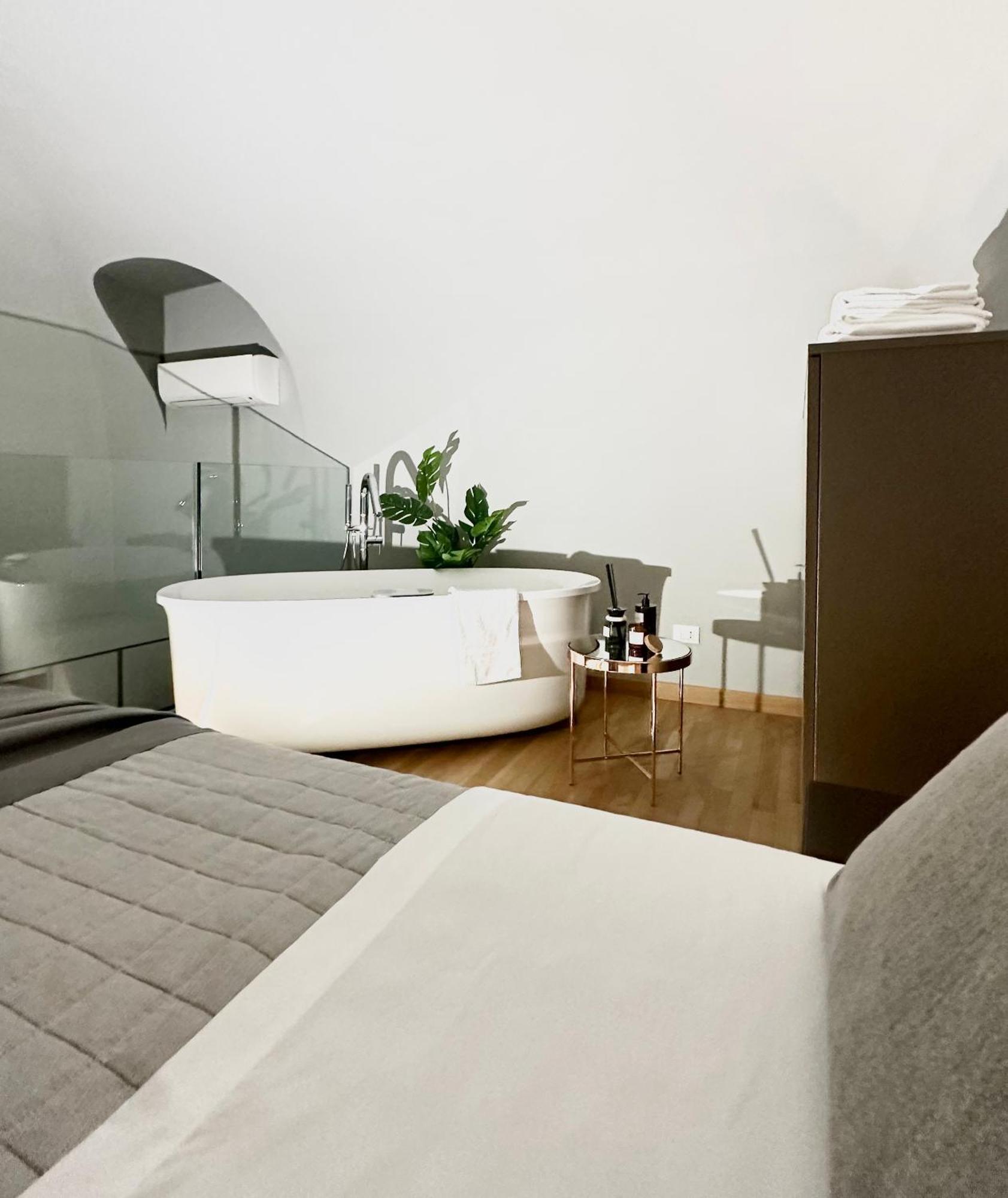 Jacuzzi Luxury Apartment In The Town Centre Турин Екстер'єр фото